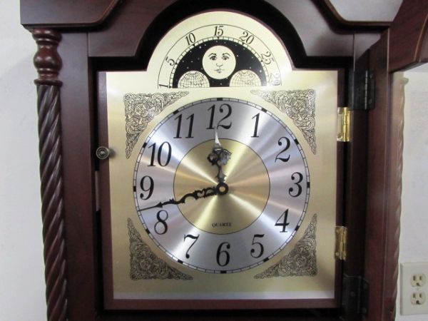 ELEGANT GRANDFATHER CLOCK WITH QUARTZ MOVEMENT 