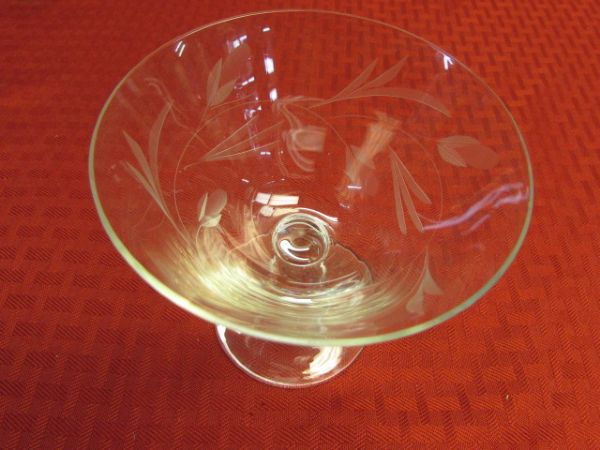 ELEGANT FINE CRYSTAL WINE GLASSES WITH PRETTY ETCHED PATTERN 