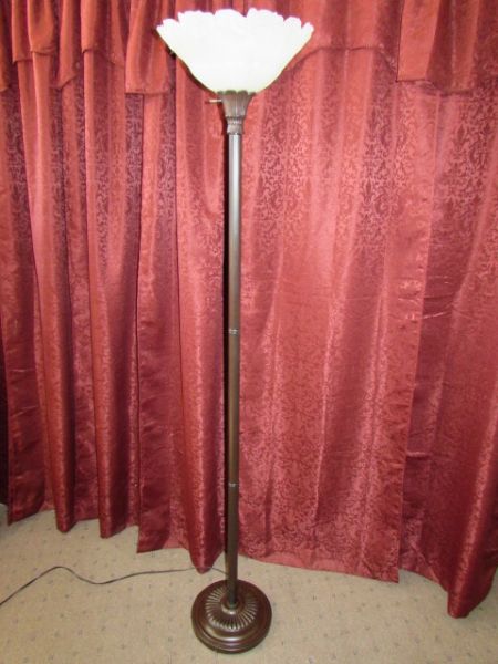 BEAUTIFUL FLOOR LAMP WITH ROSE EMBELLISHED SHADE 