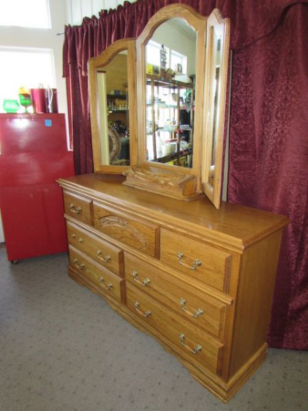 GORGEOUS HIGH QUALITY SOLID OAK DRESSER WITH BUILT IN JEWELRY BOX, WING  MIRROR & CARVED DETAILS 