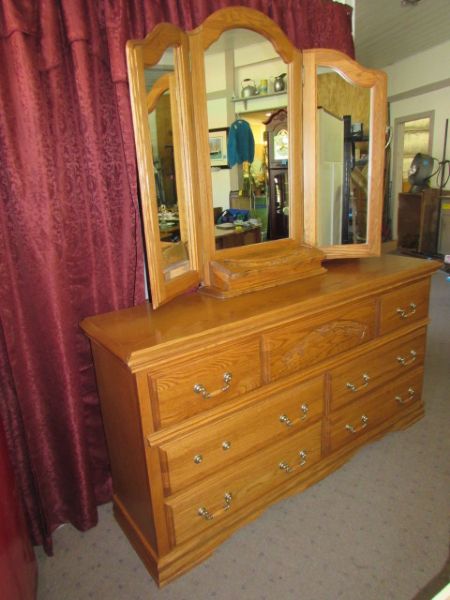 GORGEOUS HIGH QUALITY SOLID OAK DRESSER WITH BUILT IN JEWELRY BOX, WING  MIRROR & CARVED DETAILS 