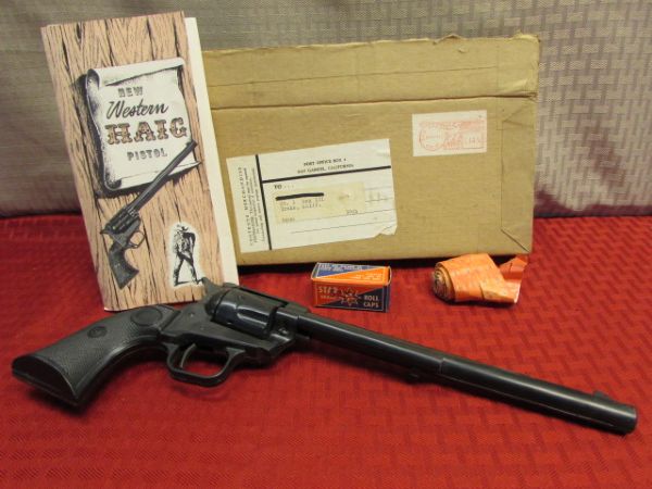 PUT 'EM UP!  AWESOME COLLECTIBLE VINTAGE WESTERN HAIG TOY POSTOL WITH CAPS - IN ORIGINAL BOX!