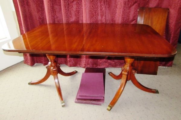 GORGEOUS VINTAGE MAHOGONY DOUBLE PEDESTAL TABLE WITH LEAFS & COVER