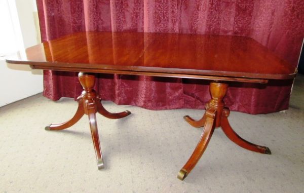 GORGEOUS VINTAGE MAHOGONY DOUBLE PEDESTAL TABLE WITH LEAFS & COVER