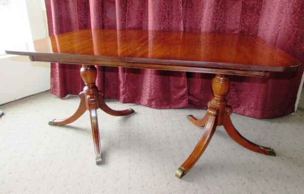 GORGEOUS VINTAGE MAHOGONY DOUBLE PEDESTAL TABLE WITH LEAFS & COVER