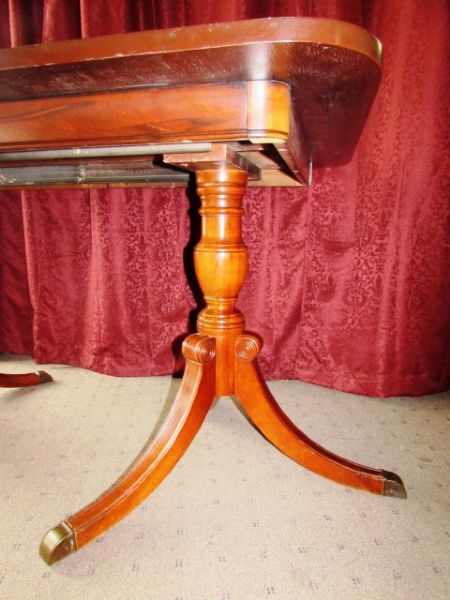 GORGEOUS VINTAGE MAHOGONY DOUBLE PEDESTAL TABLE WITH LEAFS & COVER