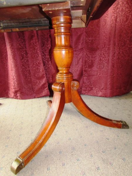 GORGEOUS VINTAGE MAHOGONY DOUBLE PEDESTAL TABLE WITH LEAFS & COVER