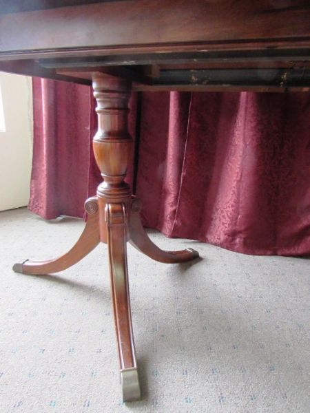 GORGEOUS VINTAGE MAHOGONY DOUBLE PEDESTAL TABLE WITH LEAFS & COVER