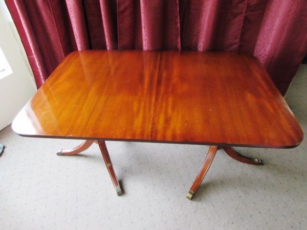 GORGEOUS VINTAGE MAHOGONY DOUBLE PEDESTAL TABLE WITH LEAFS & COVER