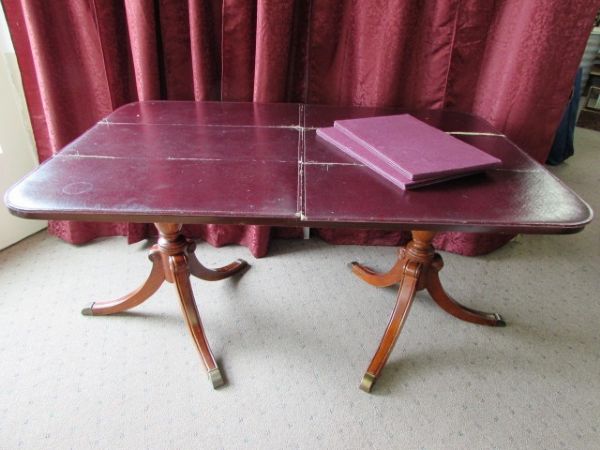 GORGEOUS VINTAGE MAHOGONY DOUBLE PEDESTAL TABLE WITH LEAFS & COVER