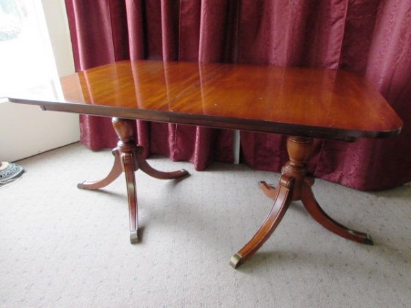 GORGEOUS VINTAGE MAHOGONY DOUBLE PEDESTAL TABLE WITH LEAFS & COVER