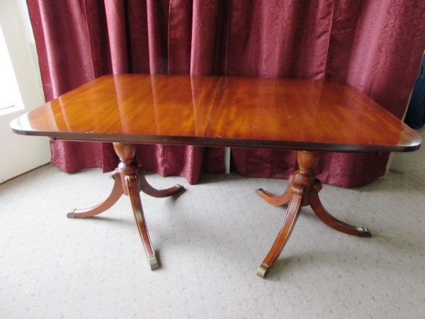 GORGEOUS VINTAGE MAHOGONY DOUBLE PEDESTAL TABLE WITH LEAFS & COVER