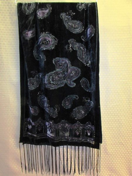 ELEGANT CUT VELVET SCARF WITH FRINGE