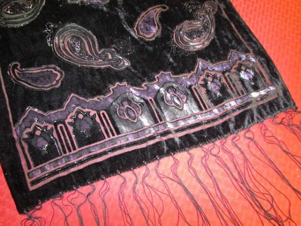 ELEGANT CUT VELVET SCARF WITH FRINGE