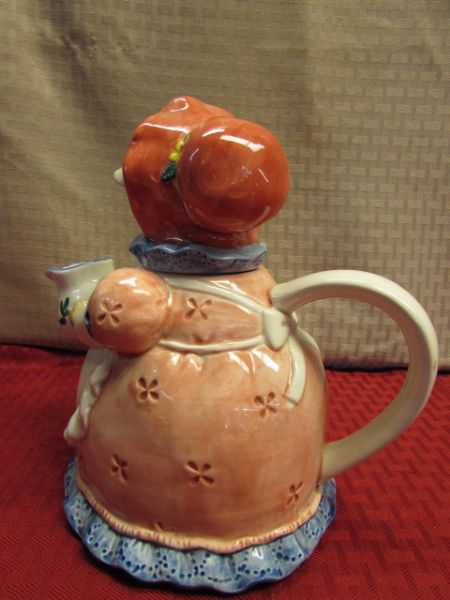 SWEET VINTAGE OTIGIRI GRANDMOTHER PIG TEA POT - HANDPAINTED