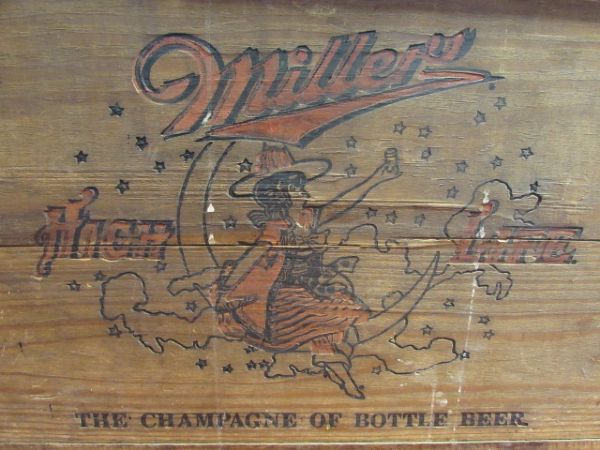 AWESOME VINTAGE MILLER HIGH LIFE WOOD CRATE WITH BOTTLE CAP CHECKER BOARD LID 