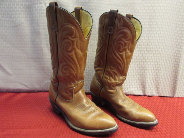 WOMEN'S TAN LEATHER WESTERN BOOTS IN GOOD CONDITION - VIBRAM SOLES