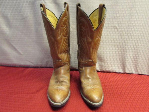 WOMEN'S TAN LEATHER WESTERN BOOTS IN GOOD CONDITION - VIBRAM SOLES