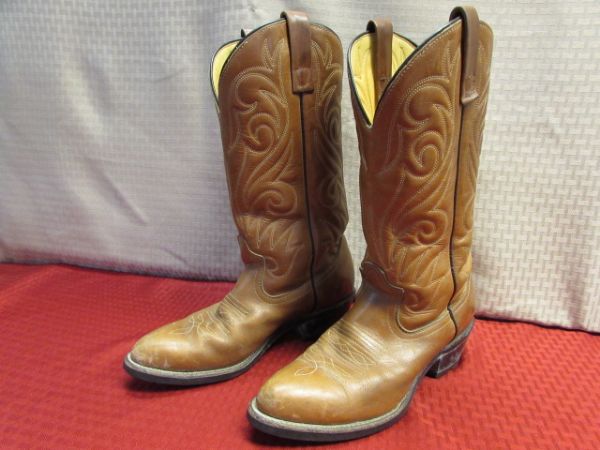 WOMEN'S TAN LEATHER WESTERN BOOTS IN GOOD CONDITION - VIBRAM SOLES