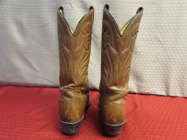 WOMEN'S TAN LEATHER WESTERN BOOTS IN GOOD CONDITION - VIBRAM SOLES