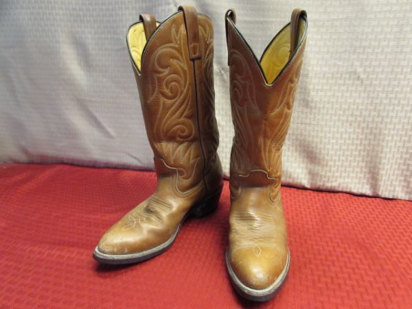 WOMEN'S TAN LEATHER WESTERN BOOTS IN GOOD CONDITION - VIBRAM SOLES