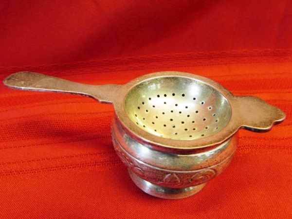 VINTAGE ELEGANCE - STUNNING CUT CRYSTAL PITCHER & SILVER PLATE TEA STRAINER WITH DRIP POT 