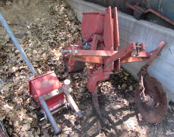 GANDY SEEDER/FERTILIZER/PESTICIDE ON 3-POINT HITCH  - AT THE ESTATE