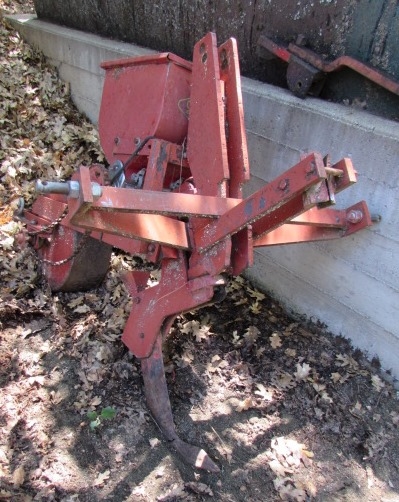 GANDY SEEDER/FERTILIZER/PESTICIDE ON 3-POINT HITCH  - AT THE ESTATE