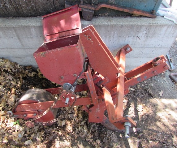 GANDY SEEDER/FERTILIZER/PESTICIDE ON 3-POINT HITCH  - AT THE ESTATE