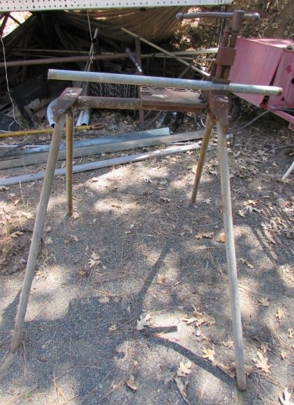 TOLEDO PIPE VICE ON A STAND - AT THE ESTATE