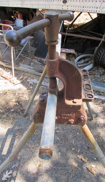 TOLEDO PIPE VICE ON A STAND - AT THE ESTATE