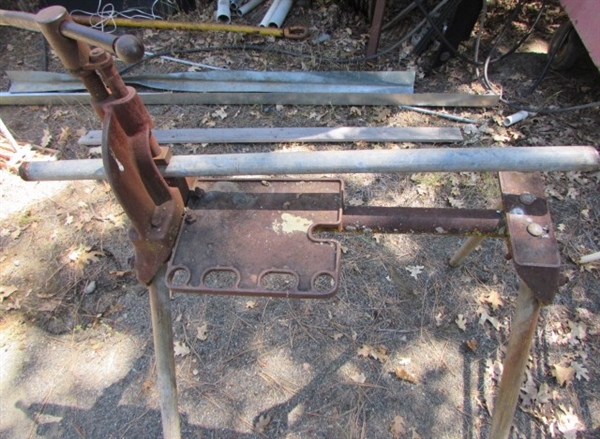 TOLEDO PIPE VICE ON A STAND - AT THE ESTATE