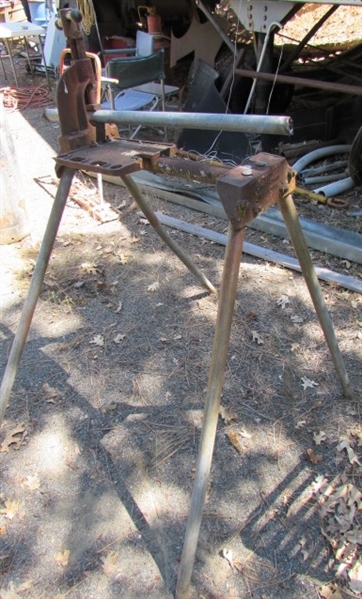 TOLEDO PIPE VICE ON A STAND - AT THE ESTATE