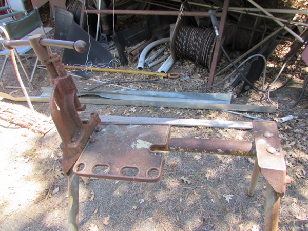 TOLEDO PIPE VICE ON A STAND - AT THE ESTATE