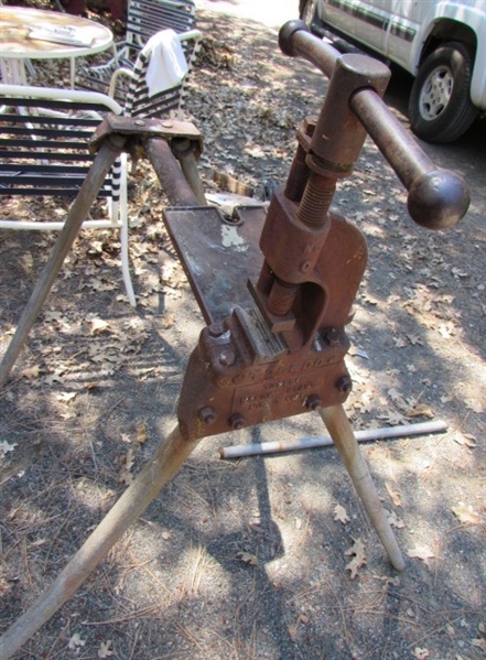 TOLEDO PIPE VICE ON A STAND - AT THE ESTATE