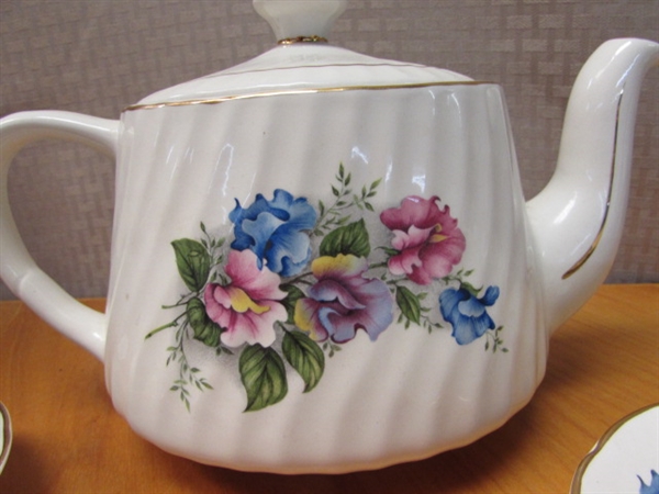 BEAUTIFUL, MADE IN ENGLAND FINE BONE CHINA TEAPOT W/CUPS & SAUCERS