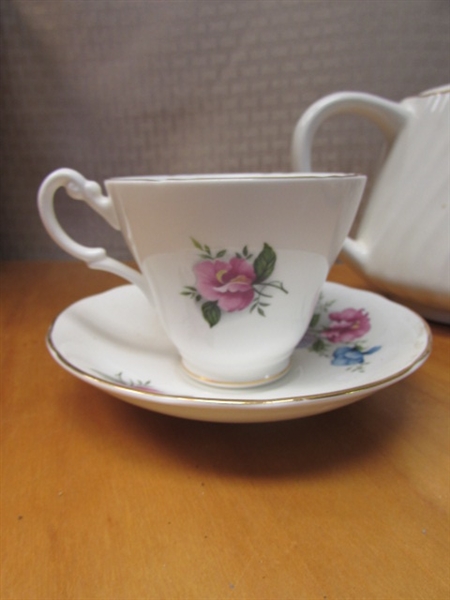 BEAUTIFUL, MADE IN ENGLAND FINE BONE CHINA TEAPOT W/CUPS & SAUCERS