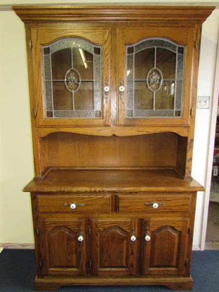 BEAUTIFUL OAK HUTCH WITH EMBELLISHED GLASS DOORS & PLENTY OF STORAGE ROOM 