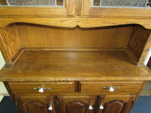 BEAUTIFUL OAK HUTCH WITH EMBELLISHED GLASS DOORS & PLENTY OF STORAGE ROOM 