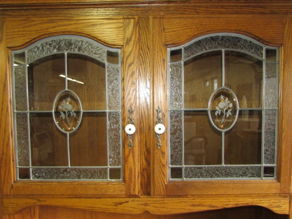 BEAUTIFUL OAK HUTCH WITH EMBELLISHED GLASS DOORS & PLENTY OF STORAGE ROOM 