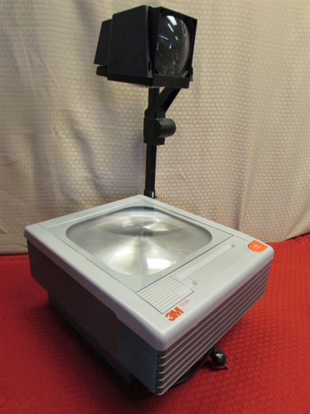 VERY NICE 3M OVERHEAD PROJECTOR - GREAT FOR ART OR SCHOOL