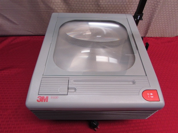 VERY NICE 3M OVERHEAD PROJECTOR - GREAT FOR ART OR SCHOOL