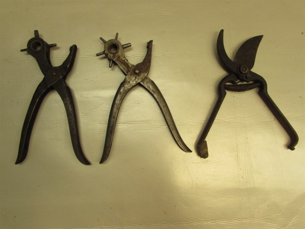 RUSTIC BARN ART - VINTAGE WOOD & METAL HAMES, LICENSE PLATE & TOOLS 