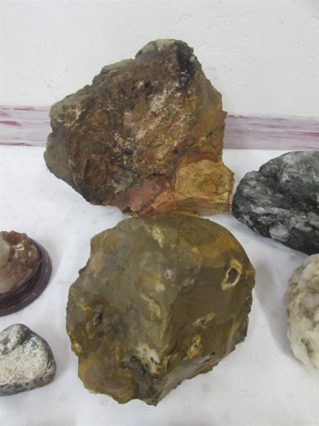 NICE COLLECTION OF MINERAL SPECIMENS FOR LAPIDARY OR DISPLAY