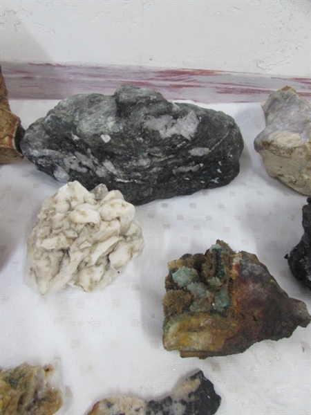 NICE COLLECTION OF MINERAL SPECIMENS FOR LAPIDARY OR DISPLAY