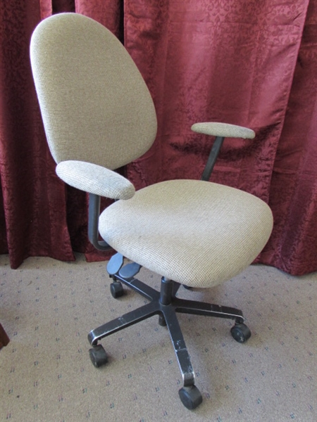 NICE UPHOLSTERED & COMFORT ADJUSTABLE OFFICE CHAIR 