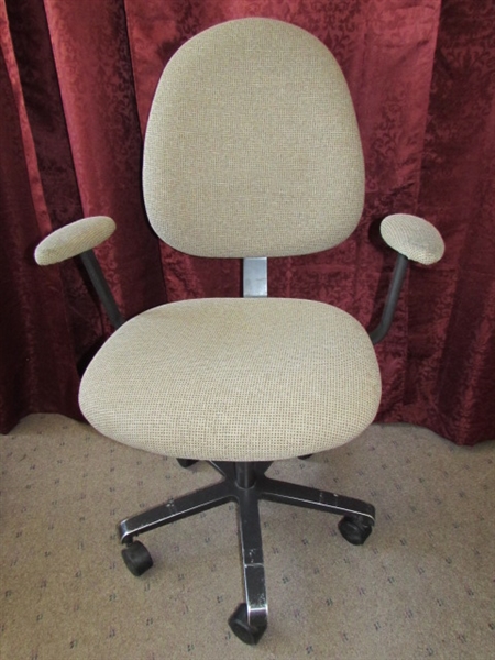 NICE UPHOLSTERED & COMFORT ADJUSTABLE OFFICE CHAIR 