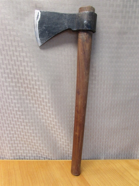 18TH CENTURY REPRODUCTION HAND FORGED THROWING AXE/TOMAHAWK