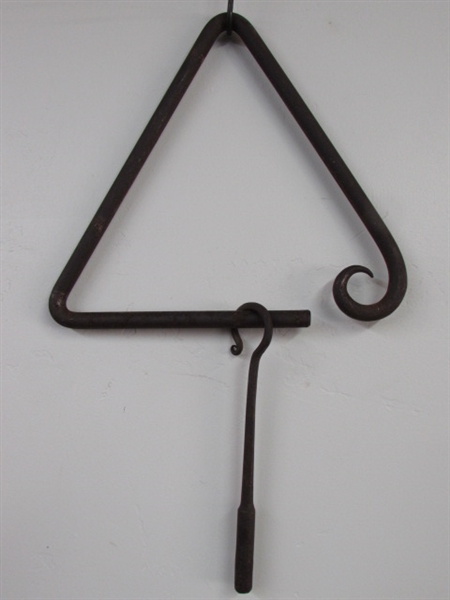 Lot Detail - COME & GET IT! RUSTIC WROUGHT IRON TRIANGLE DINNER BELL ...