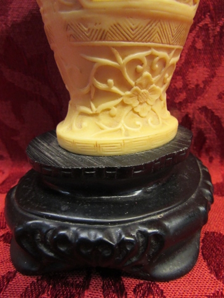 BEAUTIFUL & INTRICATELY CARVED VINTAGE RESIN ORIENTAL VASE 